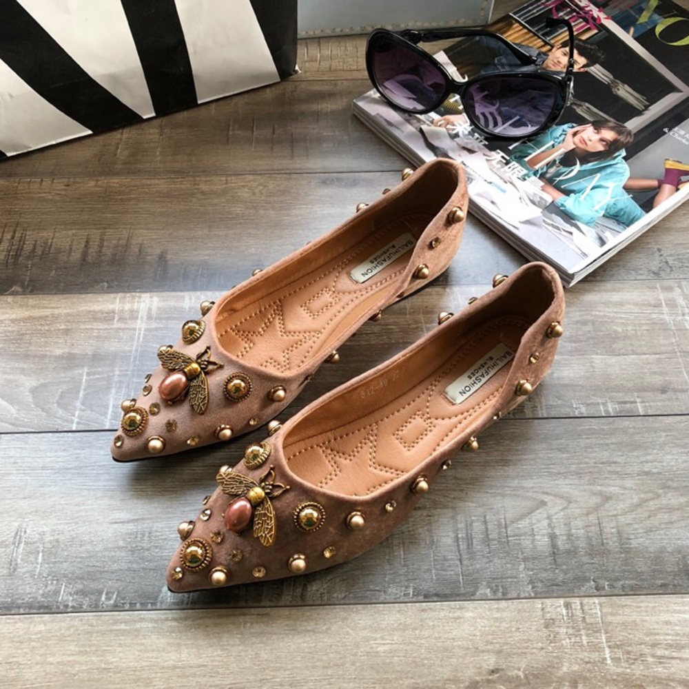 New light brown black bee flat